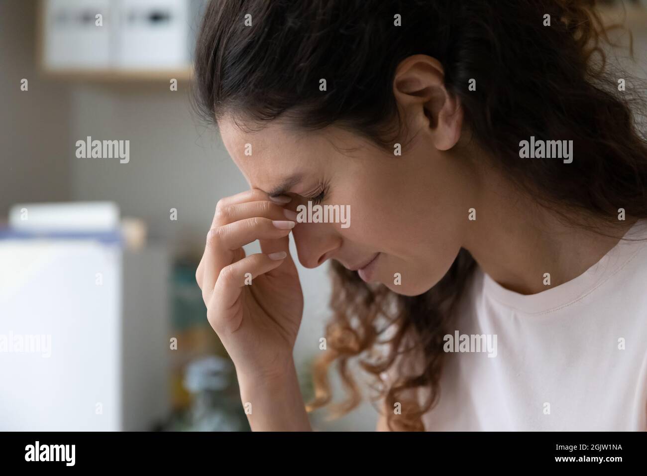Nahaufnahme Gesichtsansicht kranke traurige Frau mit geschlossenen Augen Stockfoto