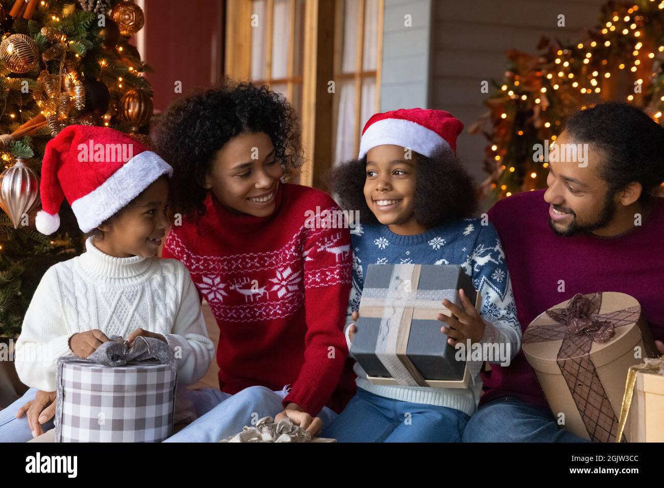 Glückliche Biracial Familie mit Kindern feiern Neujahr Stockfoto
