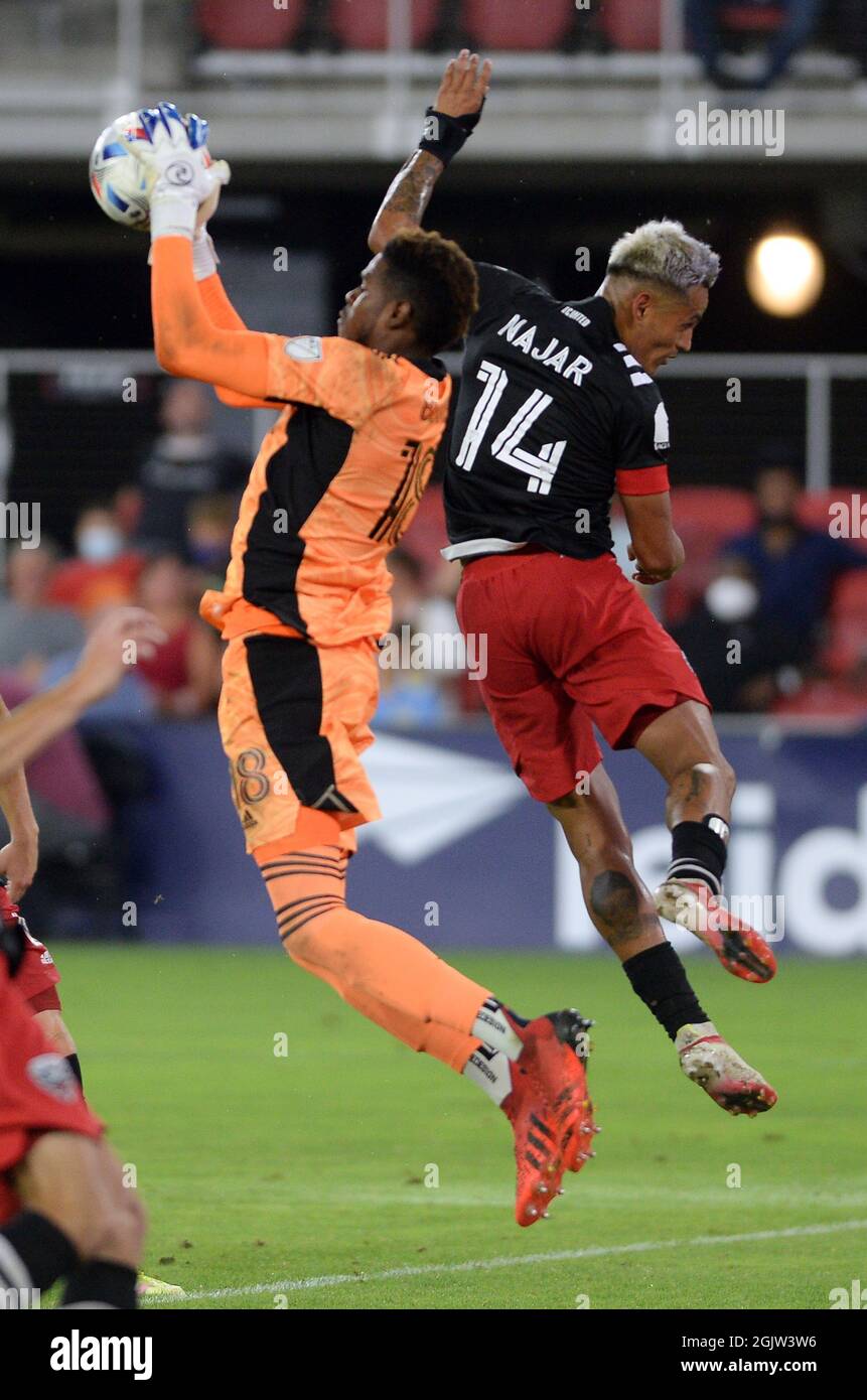 Washington, DC, USA. August 2021. 20210828 - ANDRE BLAKE (18), Torhüter der Philadelphia Union, zieht in der zweiten Halbzeit im Audi-Feld in Washington einen D.C. United-Pass gegen Andy NAJAR (14), Verteidiger der D.C. United, zurück. (Bild: © Chuck Myers/ZUMA Press Wire) Stockfoto