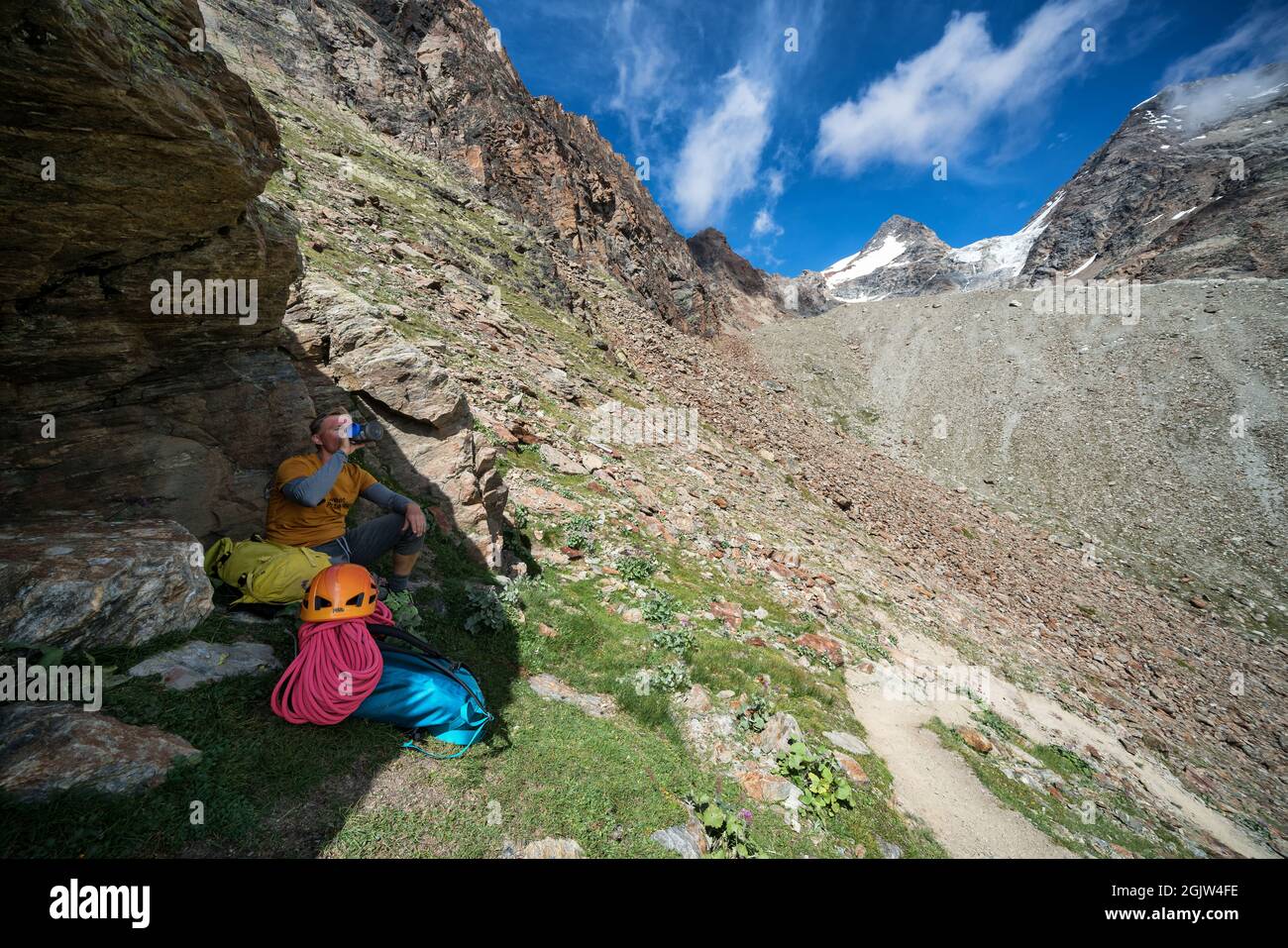 Eine Pause im Schatten auf dem Rückweg in Richtung Kreuzboden-Bergstation nach dem Bergsteigen auf den Berg Jegihorn, Saas-Grund, Schweiz Stockfoto