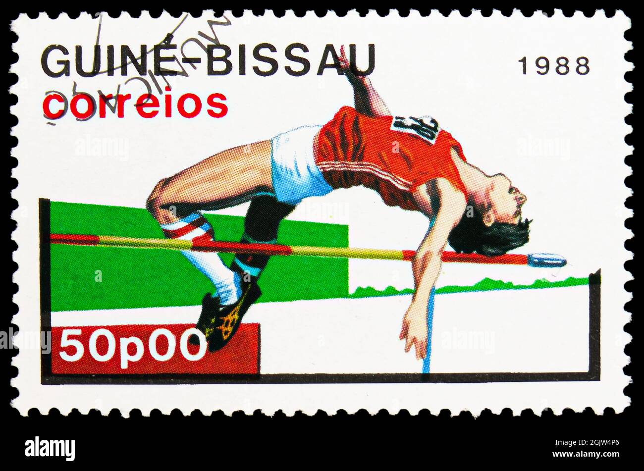 MOSKAU, RUSSLAND - 20. JUNI 2021: Briefmarke gedruckt in Guinea-Bissau zeigt Hochsprung, Olympische Sommerspiele 1988 - Seoul Serie, um 1988 Stockfoto