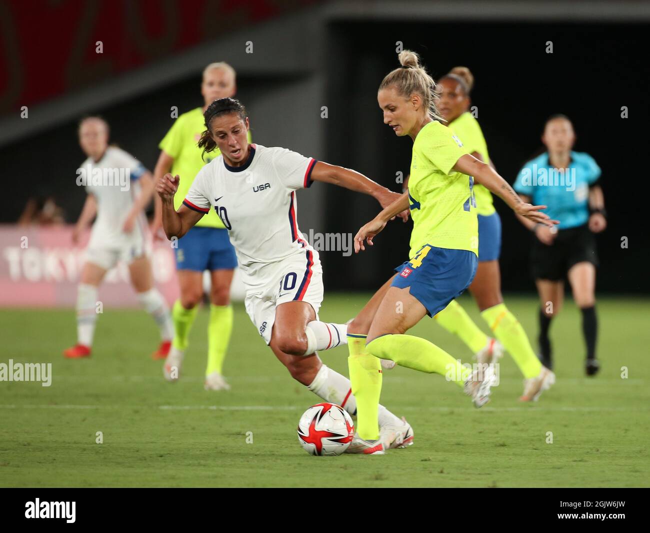 21. JULI 2021 - TOKIO, JAPAN: Nathalie BJORN aus Schweden (14) und Carli LLOYD aus den Vereinigten Staaten (10) in Aktion während ihres Gruppenspieles G auf der T-Bühne Stockfoto