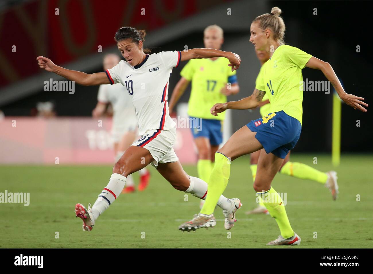 21. JULI 2021 - TOKIO, JAPAN: Nathalie BJORN aus Schweden (14) und Carli LLOYD aus den Vereinigten Staaten (10) in Aktion während ihres Gruppenspieles G auf der T-Bühne Stockfoto