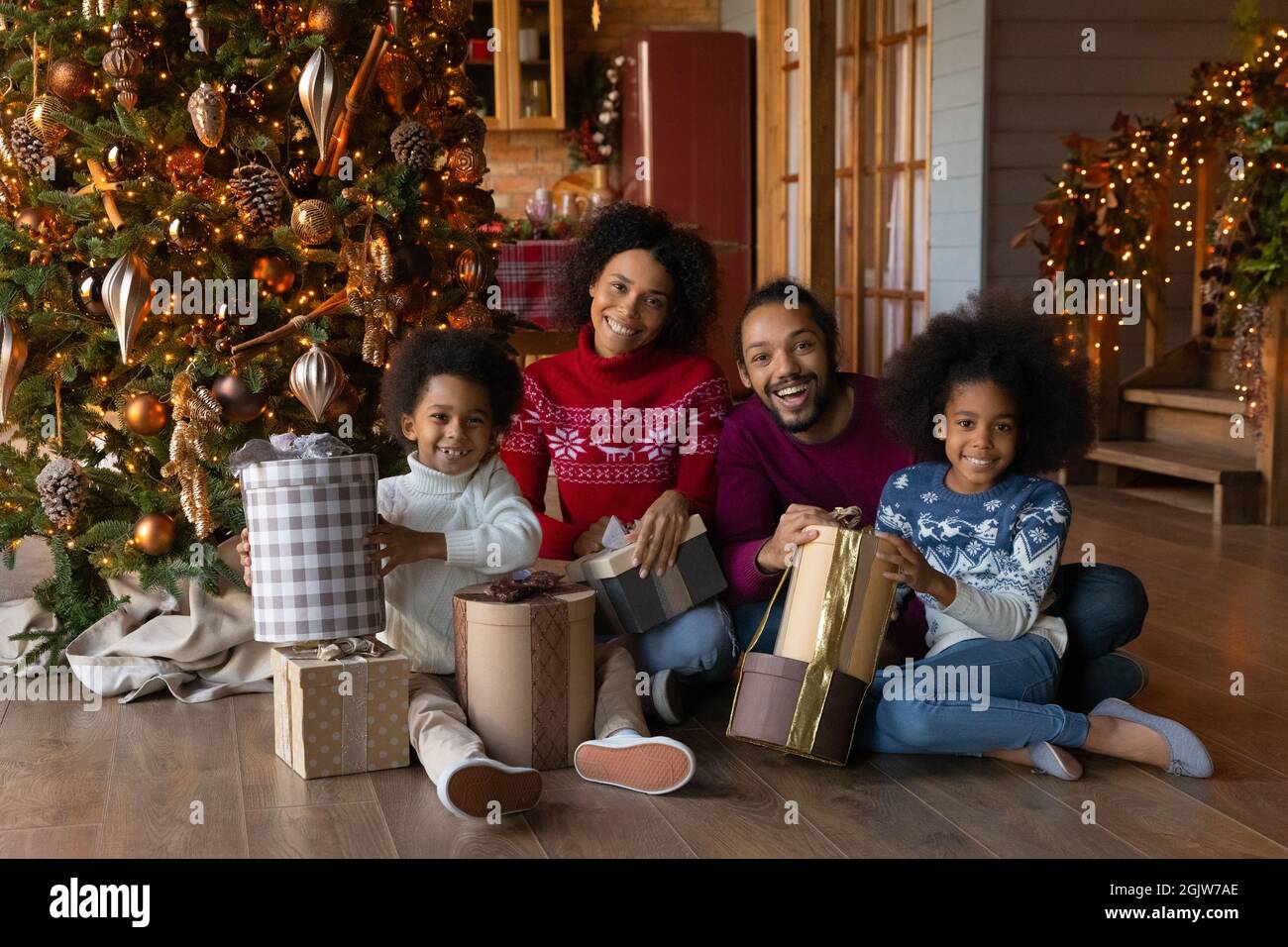 Porträt einer glücklichen ethnischen Familie am Weihnachtsmorgen Stockfoto