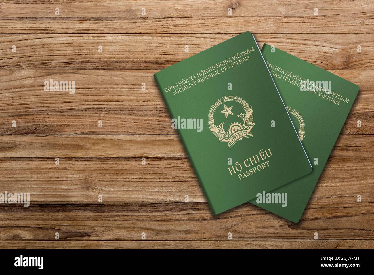 Vietnam-Pass auf einem hölzernen Hintergrund, Kopierraum Stockfoto