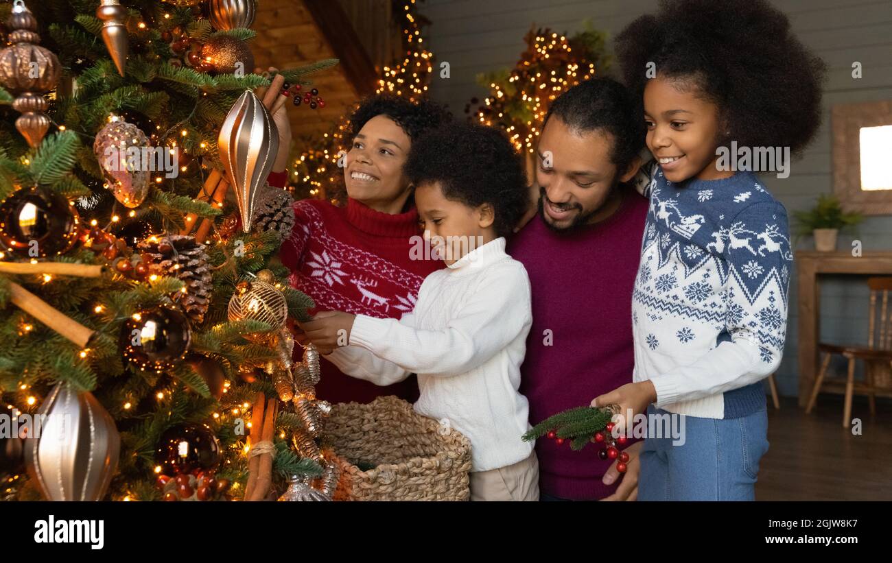 Glückliche Familie mit Kindern schmücken Weihnachtsbaum zusammen Stockfoto