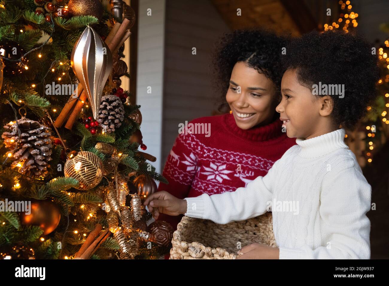 Glückliche Birazialmutter und Sohn bereiten sich auf das neue Jahr vor Stockfoto