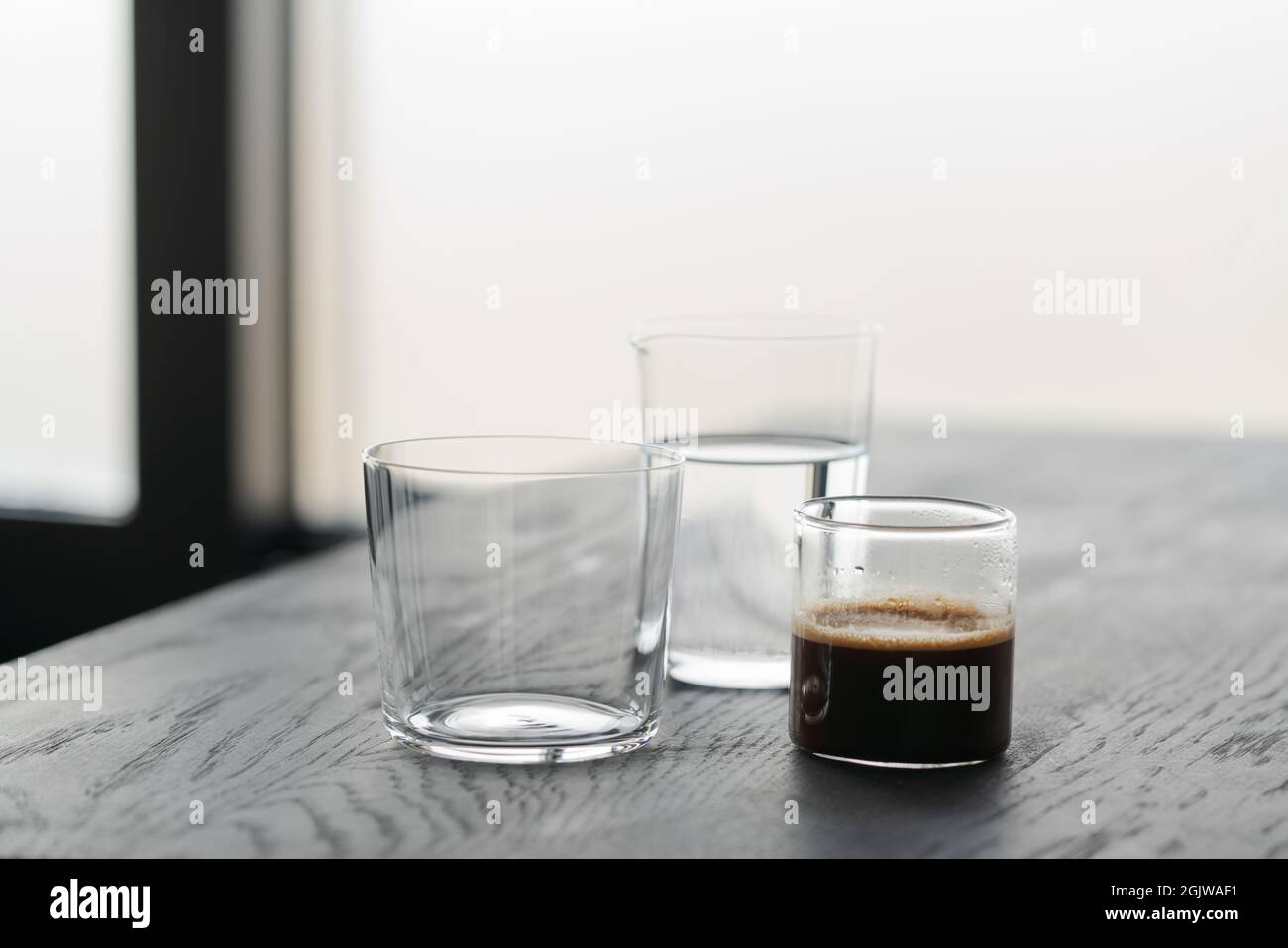 Zutaten für Espresso Tonic mit klarem Eiswürfel in Glas auf Eichenholztisch  mit Kopierfläche, flacher Fokus Stockfotografie - Alamy
