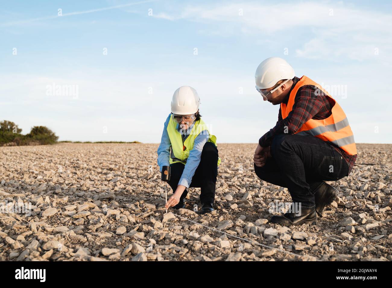 Umfrage Ingenieure arbeiten auf Baugrundstück - topographische Arbeit Konzept - Fokus auf Frau Gesicht Stockfoto