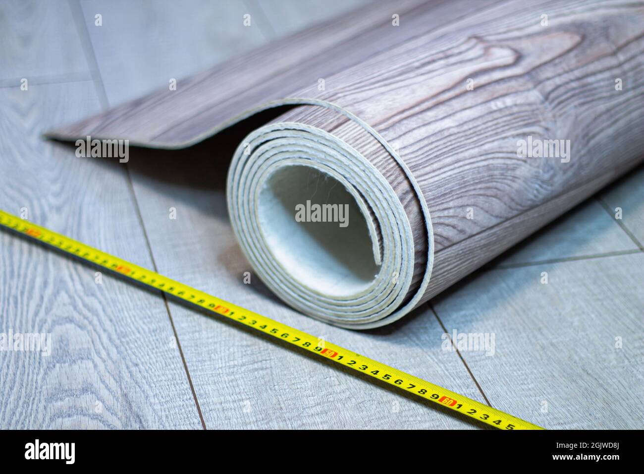 Ein Stück Linoleum für Proben. Linoleum mit Holzschnitzelmaserung. Stockfoto