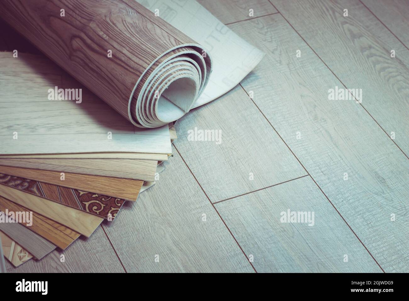 Ein Stück Linoleum für Proben. Linoleum mit Holzschnitzelmaserung. Stockfoto