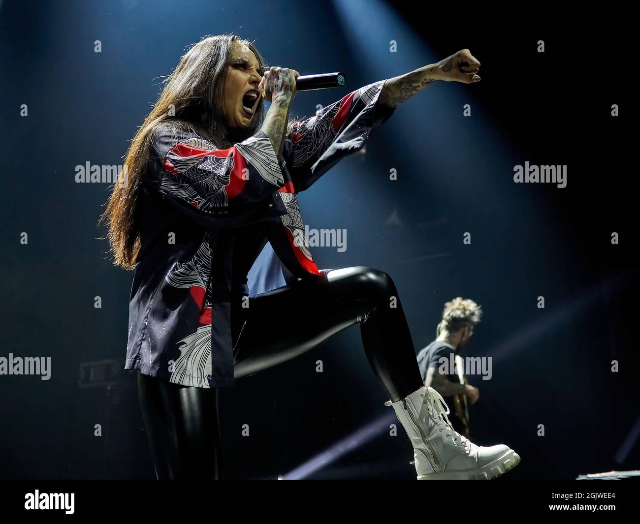 Moskau, Russland. September 2021. Tatiana Shmayljuk von der Jinjer Band spielt live auf der Bühne des Moskauer 1930. Kredit: SOPA Images Limited/Alamy Live Nachrichten Stockfoto