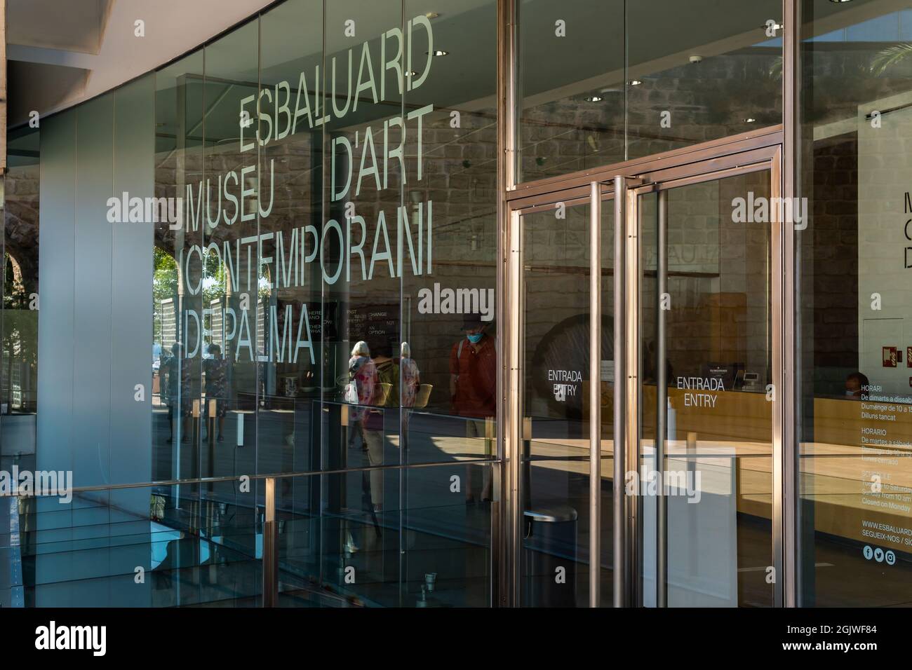 Palma de Mallorca, Spanien; 10 2021. september: Haupteingang des Museums für zeitgenössische Kunst Es Baluard mit dem Text des Zeichens in katalanischer Sprache geschrieben Stockfoto