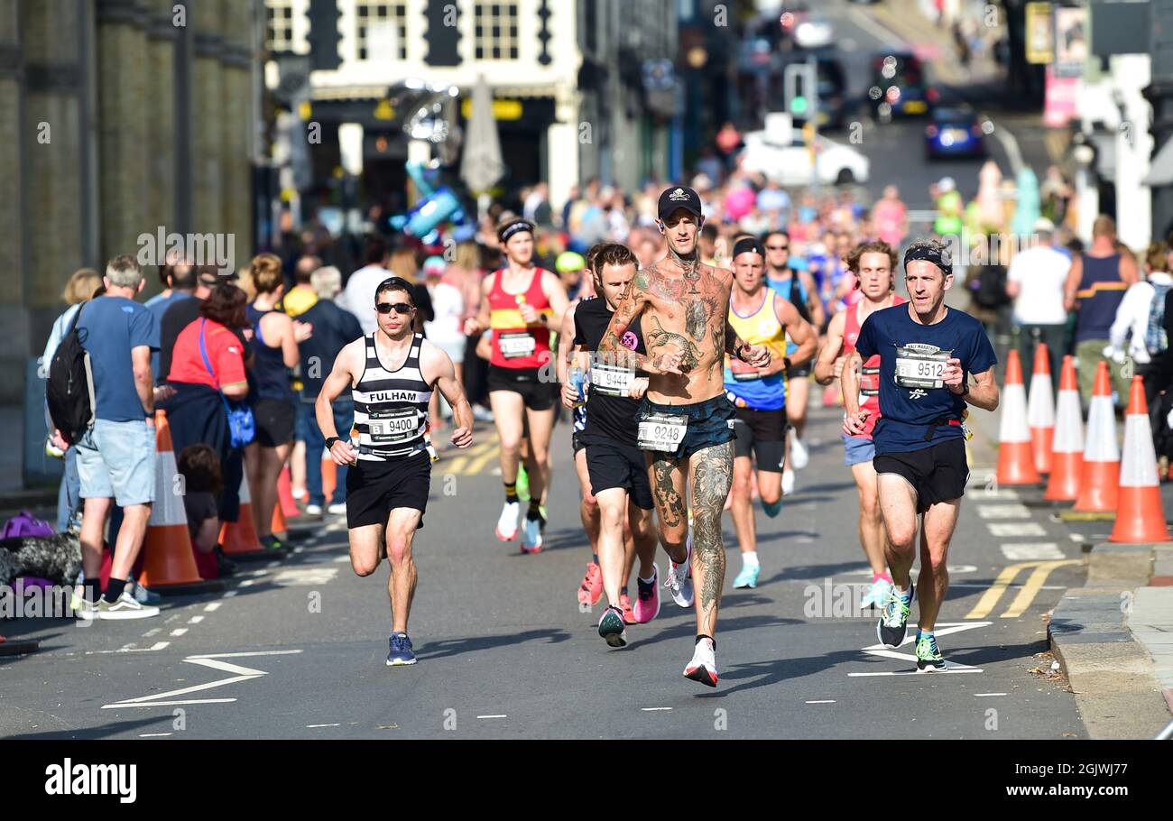Brighton, Großbritannien. September 2021. Dieser Läufer genießt die Sonne, als Tausende am Brighton Marathon teilnehmen, nachdem das Rennen der letzten Jahre aufgrund der COVID-19 Sperrbeschränkungen abgesagt wurde : Credit Simon Dack/Alamy Live News Stockfoto