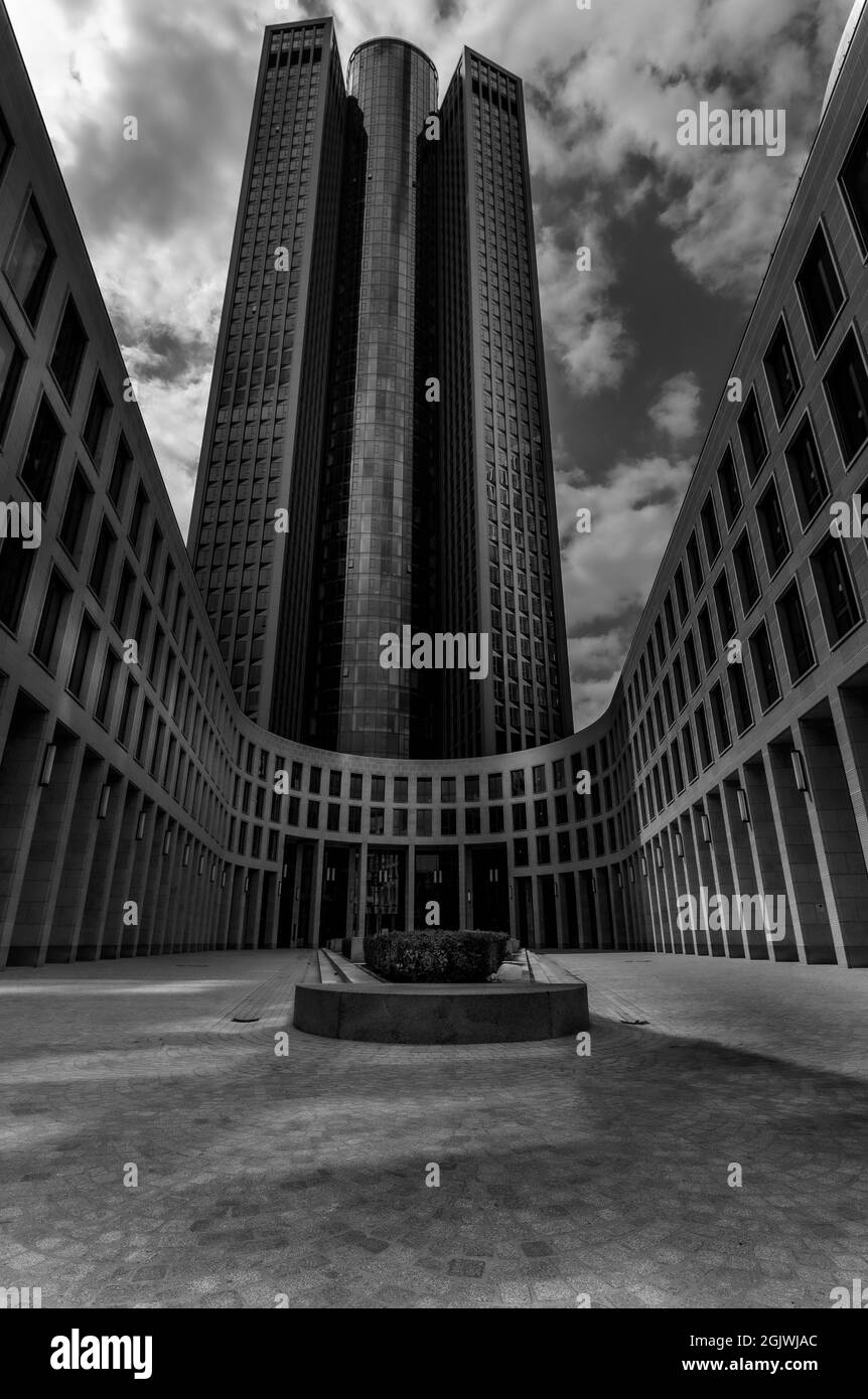 Bildende Kunst Schwarz-Weiß-Foto des Wolkenkratzers Tower 185, alias pwc-Gebäude in frankfurt, hessen, deutschland Stockfoto