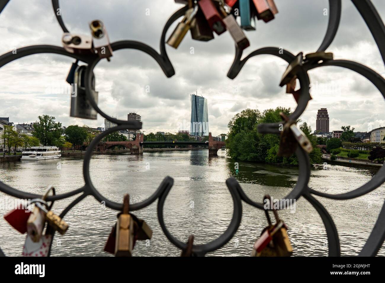 Frankfurt, Deutschland - April 24 2021: Die Europäische Zentralbank ist die Zentralbank für den Euro und verwaltet die Geldpolitik der Eurozone. Stockfoto