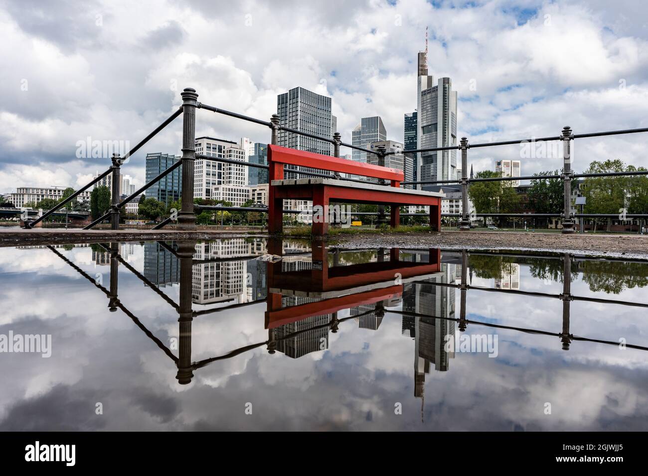 Frankfurt, Deutschland - 4. Juni 2021: Die berühmte rote Bank vor der frankfurter Skyline am Hauptufer Stockfoto