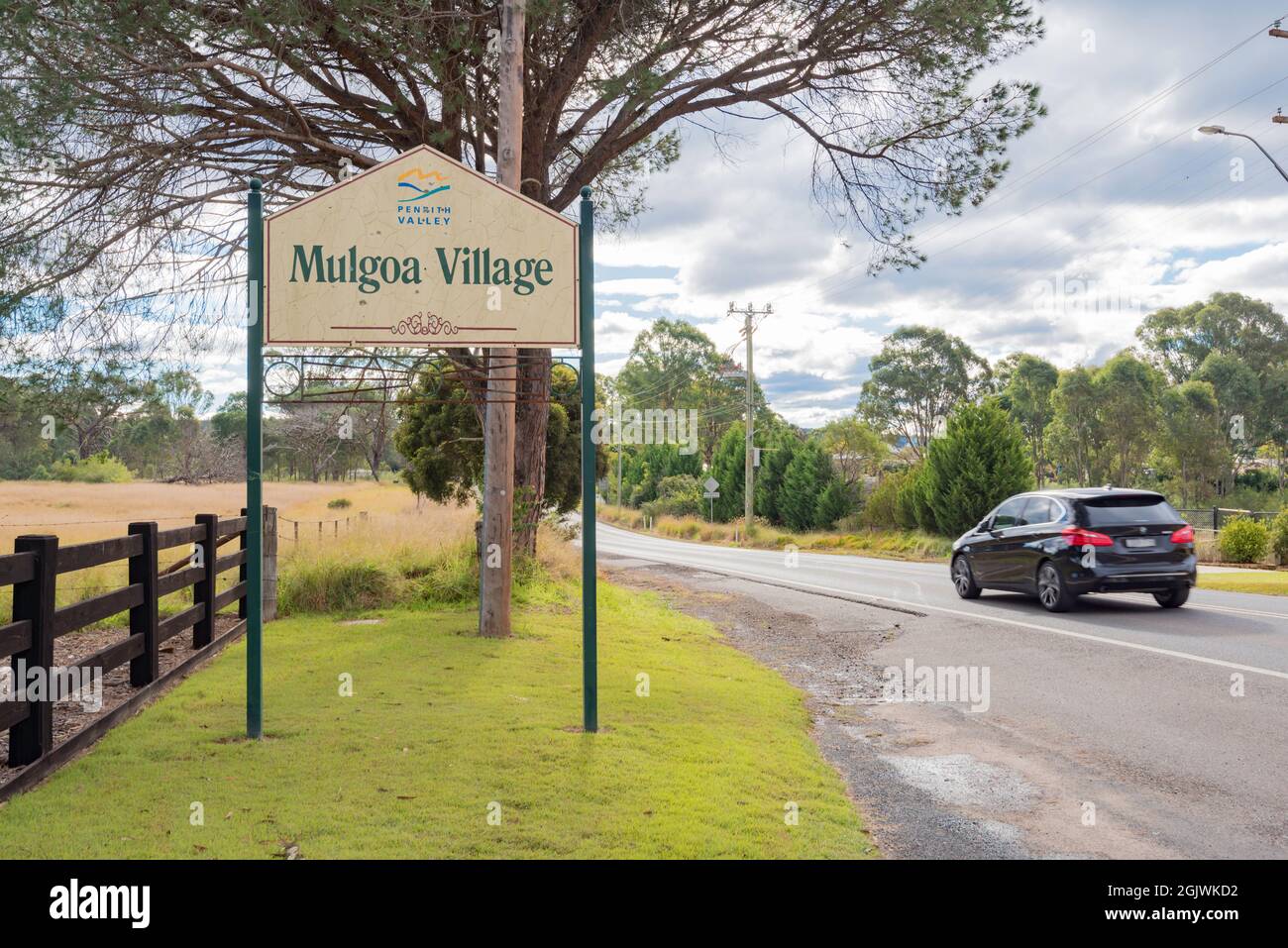 Ein ortsschild, das den Beginn des Dorfes Mulgoa an der Mulgoa Road im Westen von Sydney, New South Wales, Australien, markiert Stockfoto