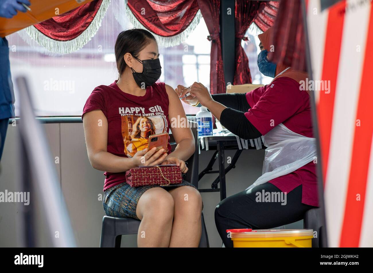 Kuala Lumpur, Malaysia. September 2021. Eine Frau erhält in Klang of Selongor, Malaysia, 12. September 2021, eine Dosis COVID-19-Impfstoff. Malaysia verzeichnete am Sonnabend um Mitternacht einen neuen Höchstwert von 592 eintägigen Todesopfern von COVID-19, was die Gesamtzahl der Todesfälle auf 20,419 brachte, so das Gesundheitsministerium. Quelle: Chong Voon Chung/Xinhua/Alamy Live News Stockfoto