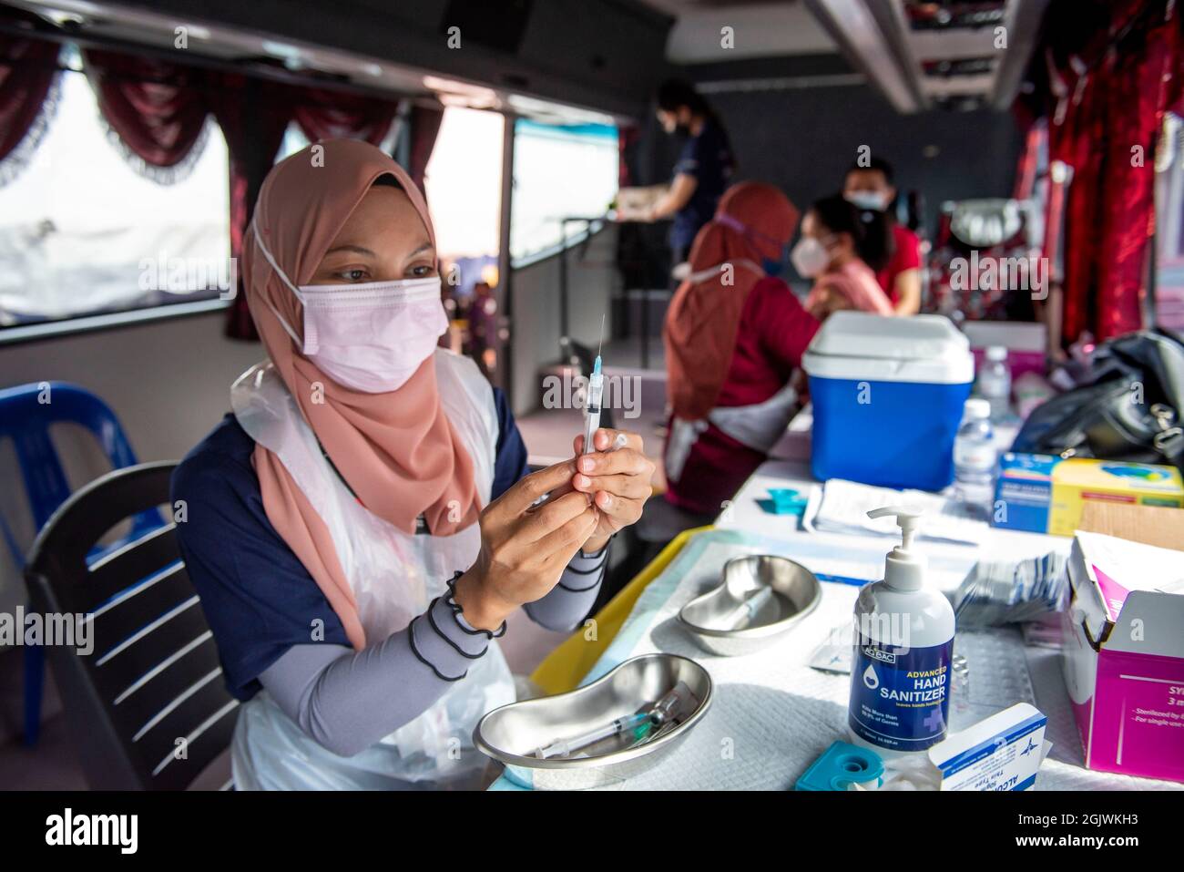 Kuala Lumpur, Malaysia. September 2021. Ein Arzt bereitet eine Dosis COVID-19-Impfstoff in Klang von Selongor, Malaysia, 12. September 2021 vor. Malaysia verzeichnete am Sonnabend um Mitternacht einen neuen Höchstwert von 592 eintägigen Todesopfern von COVID-19, was die Gesamtzahl der Todesfälle auf 20,419 brachte, so das Gesundheitsministerium. Quelle: Chong Voon Chung/Xinhua/Alamy Live News Stockfoto