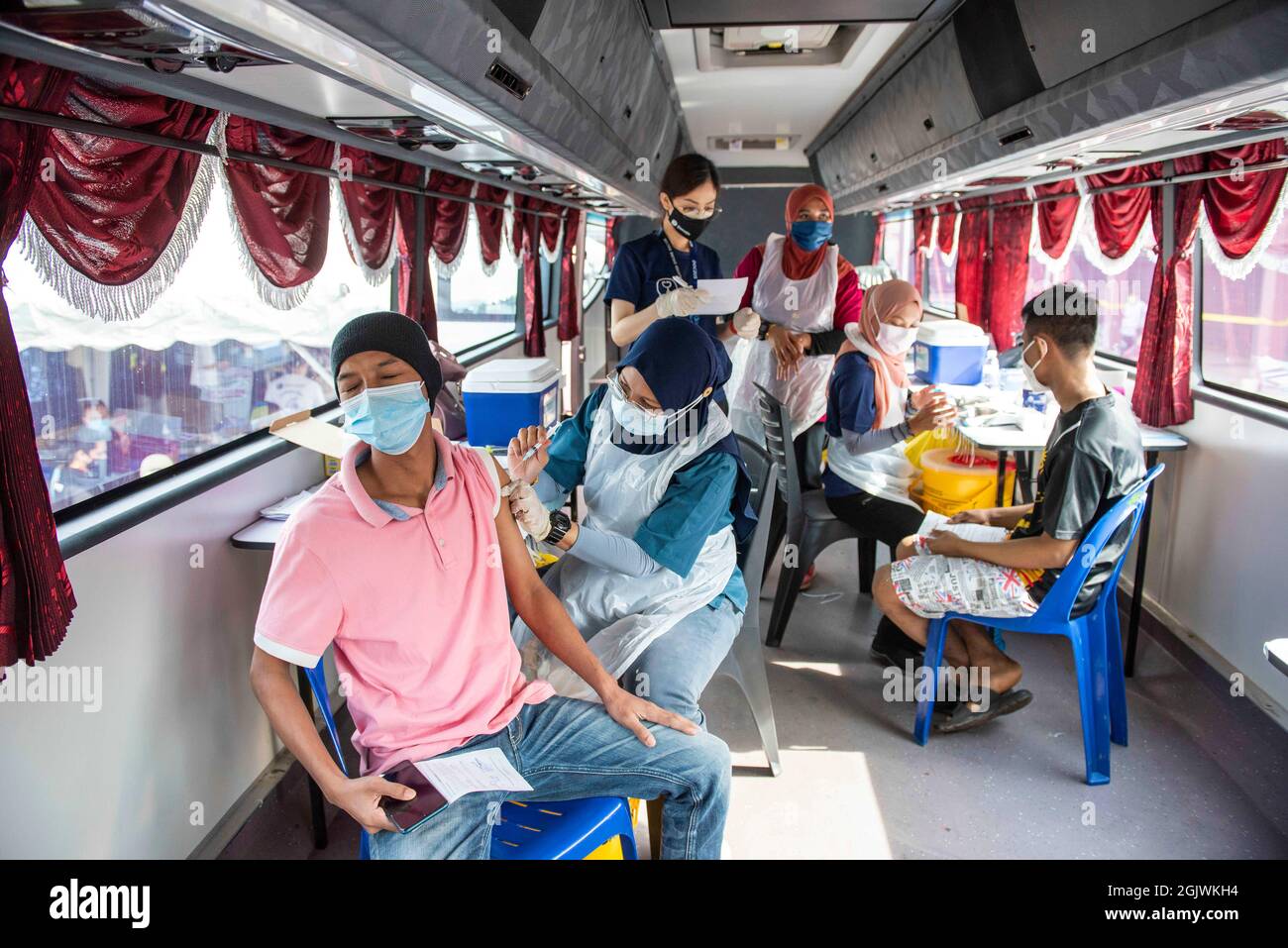 Kuala Lumpur, Malaysia. September 2021. Ein Mann erhält eine Dosis COVID-19-Impfstoff in Klang von Selongor, Malaysia, 12. September 2021. Malaysia verzeichnete am Sonnabend um Mitternacht einen neuen Höchstwert von 592 eintägigen Todesopfern von COVID-19, was die Gesamtzahl der Todesfälle auf 20,419 brachte, so das Gesundheitsministerium. Quelle: Chong Voon Chung/Xinhua/Alamy Live News Stockfoto