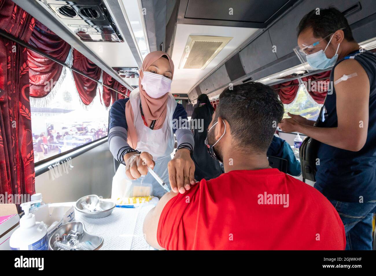 Kuala Lumpur, Malaysia. September 2021. Ein Mann erhält eine Dosis COVID-19-Impfstoff in Klang von Selongor, Malaysia, 12. September 2021. Malaysia verzeichnete am Sonnabend um Mitternacht einen neuen Höchstwert von 592 eintägigen Todesopfern von COVID-19, was die Gesamtzahl der Todesfälle auf 20,419 brachte, so das Gesundheitsministerium. Quelle: Chong Voon Chung/Xinhua/Alamy Live News Stockfoto