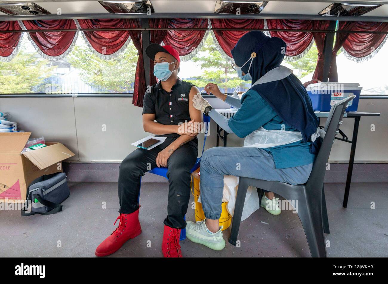 Kuala Lumpur, Malaysia. September 2021. Ein Mann erhält eine Dosis COVID-19-Impfstoff in Klang von Selongor, Malaysia, 12. September 2021. Malaysia verzeichnete am Sonnabend um Mitternacht einen neuen Höchstwert von 592 eintägigen Todesopfern von COVID-19, was die Gesamtzahl der Todesfälle auf 20,419 brachte, so das Gesundheitsministerium. Quelle: Chong Voon Chung/Xinhua/Alamy Live News Stockfoto