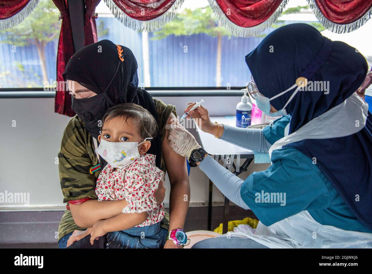 Kuala Lumpur, Malaysia. September 2021. Eine Frau erhält in Klang of Selongor, Malaysia, 12. September 2021, eine Dosis COVID-19-Impfstoff. Malaysia verzeichnete am Sonnabend um Mitternacht einen neuen Höchstwert von 592 eintägigen Todesopfern von COVID-19, was die Gesamtzahl der Todesfälle auf 20,419 brachte, so das Gesundheitsministerium. Quelle: Chong Voon Chung/Xinhua/Alamy Live News Stockfoto