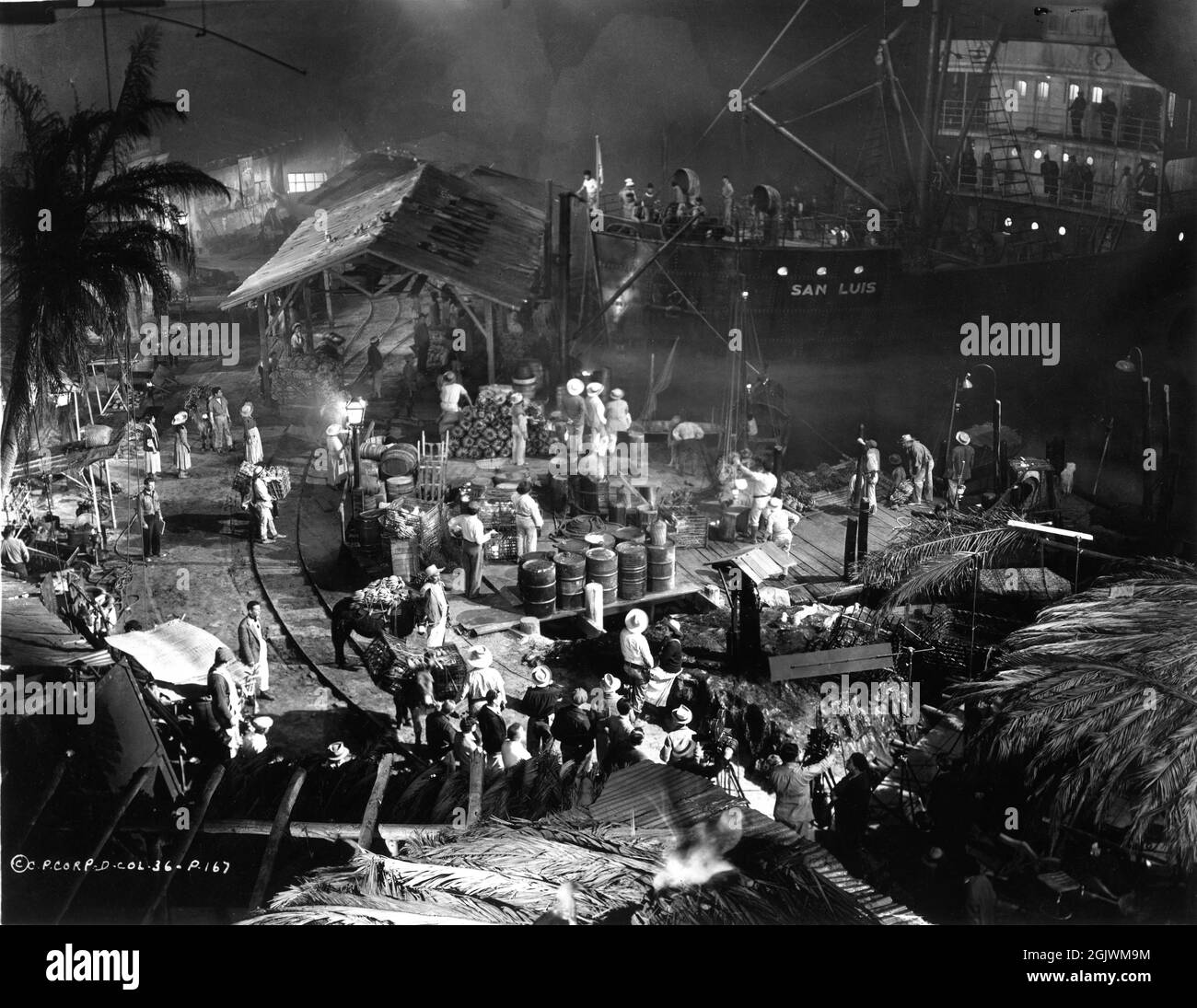 Film / Kamera Crew und Schauspieler / Extras am Set offene Dreharbeiten Ankunft des Schiffes am Hafen von Barranca Set für ONLY ANGELS HAVE WINGS 1939 Regisseur HOWARD HAWKS Drehbuch Jules Furthman Regie Lionel Banks Columbia Picturs Stockfoto