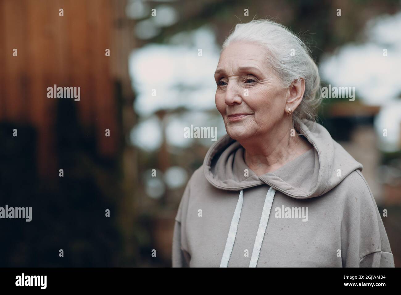 Porträt von reifen grauhaarigen älteren älteren Frau im Freien Stockfoto