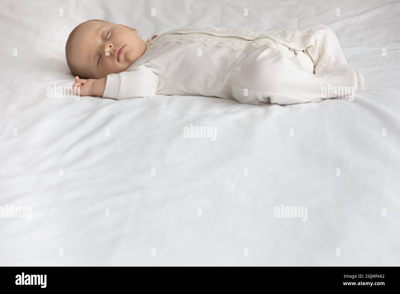 Friedliche Ruhe süße Baby trägt Körper schlafen auf weicher Matratze Stockfoto