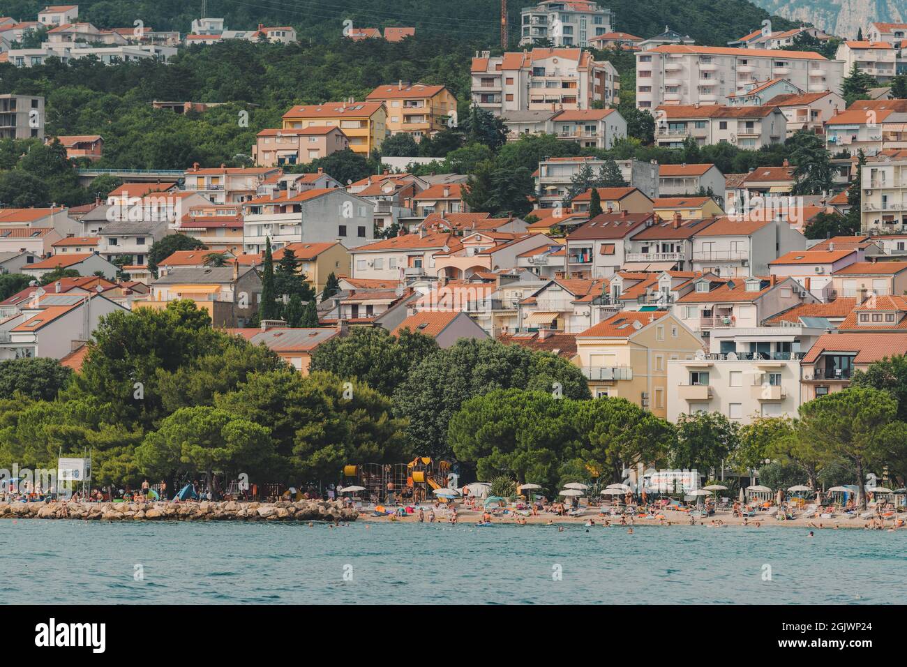 CRIKVENICA, KROATIEN - 26. Juli 2021: Stadt Crikvenica in der Kvarner Bucht Bereich der kroatischen Teil der Adria vom touristischen Boot aus gesehen Stockfoto