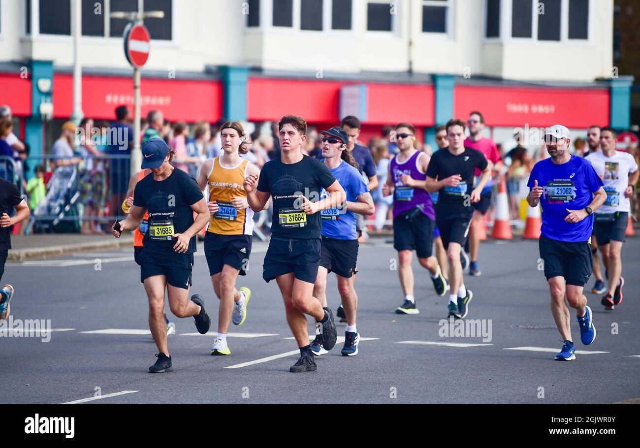 Brighton UK 12. September 2021 - Tausende von Läufern nehmen heute am Brighton Marathon Teil, nachdem das Rennen der letzten Jahre aufgrund der COVID-19 Sperrbeschränkungen abgesagt wurde : Credit Simon Dack / Alamy Live News Stockfoto
