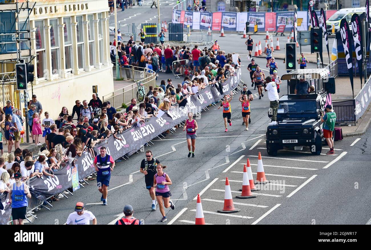 Brighton UK 12. September 2021 - Tausende von Läufern nehmen heute am Brighton Marathon Teil, nachdem das Rennen der letzten Jahre aufgrund der COVID-19 Sperrbeschränkungen abgesagt wurde : Credit Simon Dack / Alamy Live News Stockfoto