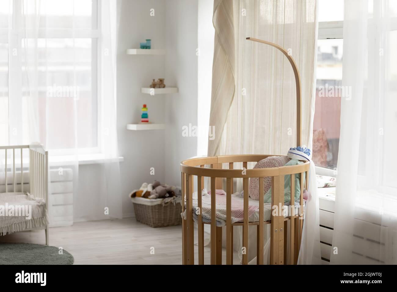 Kinderzimmer mit Holzkassette für Neugeborene Stockfoto