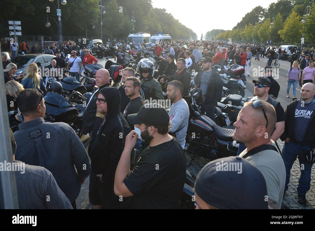 Demonstration 'Freiheit ist unsere Religion' - Mitglieder der Motorradclubs Hells Angels und Bandidos treffen sich am Brandenburger Tor in Berlin, Deutschland - 11. September 2021. Stockfoto