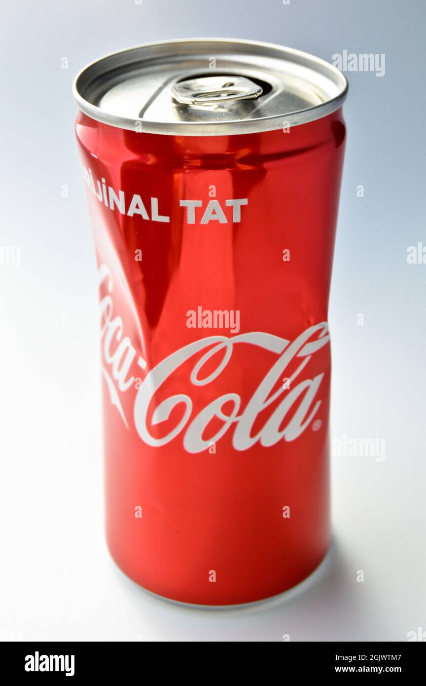Die am meisten trinkende Cola-Marke der Welt, Coca Cola-Box aus rotem Aluminium, verkauft in der Türkei, Istanbul, 28. Juni 2020 Stockfoto