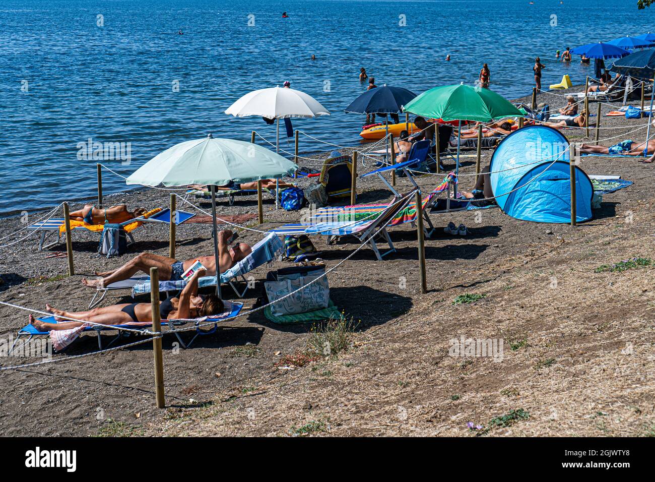 TREVIGNANO ROMANO ITALIEN, GROSSBRITANNIEN. 12. September 2021. An einem heißen Tag am Bracciano-See ist der Strand voll von Sonnenanbetern, da Familien und Menschen das Wochenende von Rom in den Ferienort Trevignano Romano verbringen, um die Sonne zu genießen, da die Temperaturen im September hoch bleiben. Kredit: amer ghazzal/Alamy Live Nachrichten Stockfoto