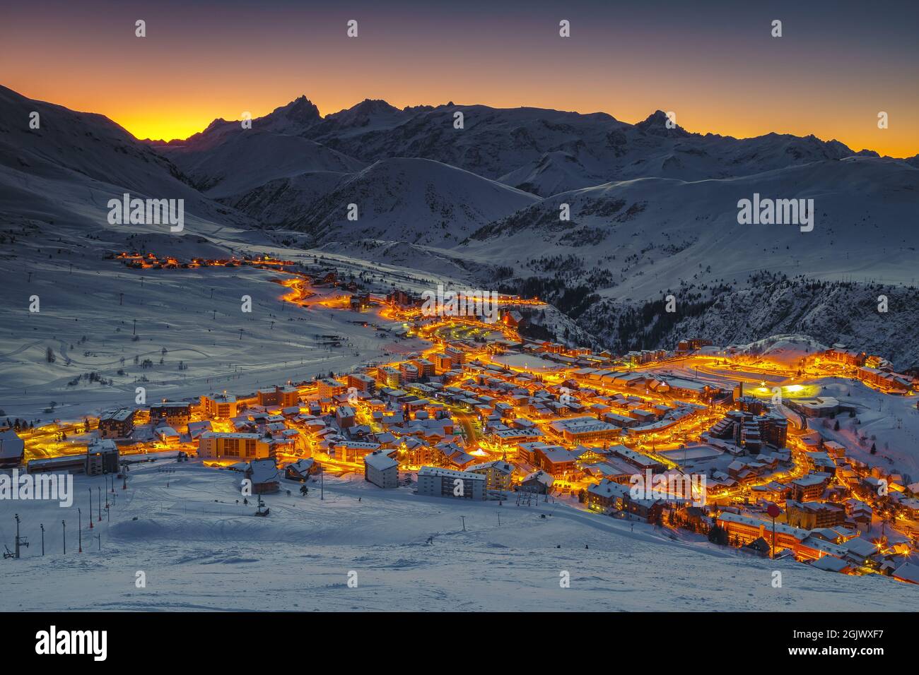 Berühmtes Winterskigebiet und Stadtbild bei Sonnenaufgang. Beliebtes Ziel und Skipisten bei Sonnenaufgang, Alpe d Huez, Rhone Alps, Frankreich, Europa Stockfoto