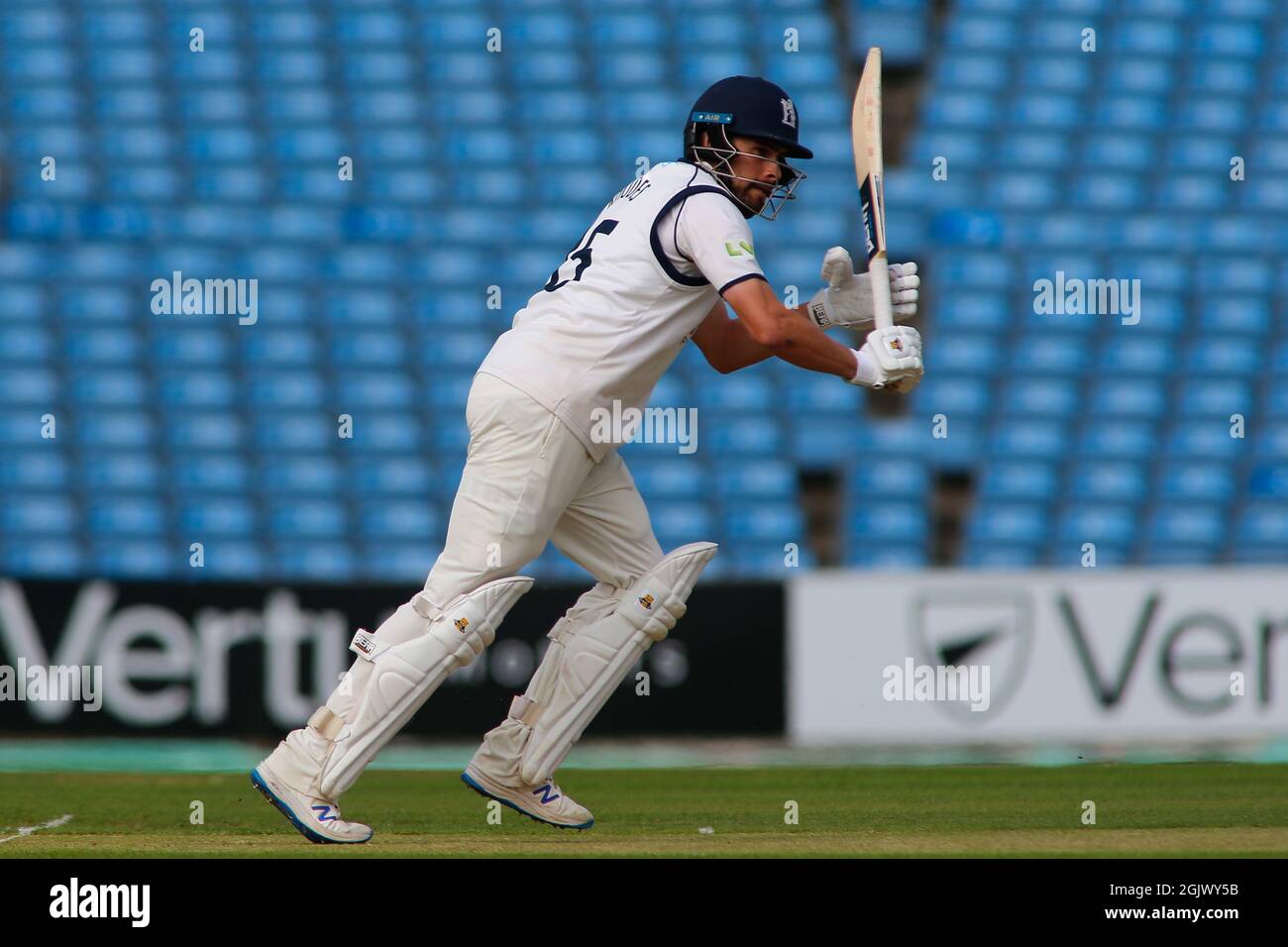 Leeds, Großbritannien. September 2021. Yorkshire County Cricket, Emerald Headingley Stadium, Leeds, West Yorkshire, 12. September 2021. LV= Insurance County ChampionshipÕs Division One - Yorkshire County Cricket Club vs Warwickshire CCC Tag 1. Will Rhodes von Warwickshire CCC schlagen. Kredit: Touchlinepics/Alamy Live Nachrichten Stockfoto