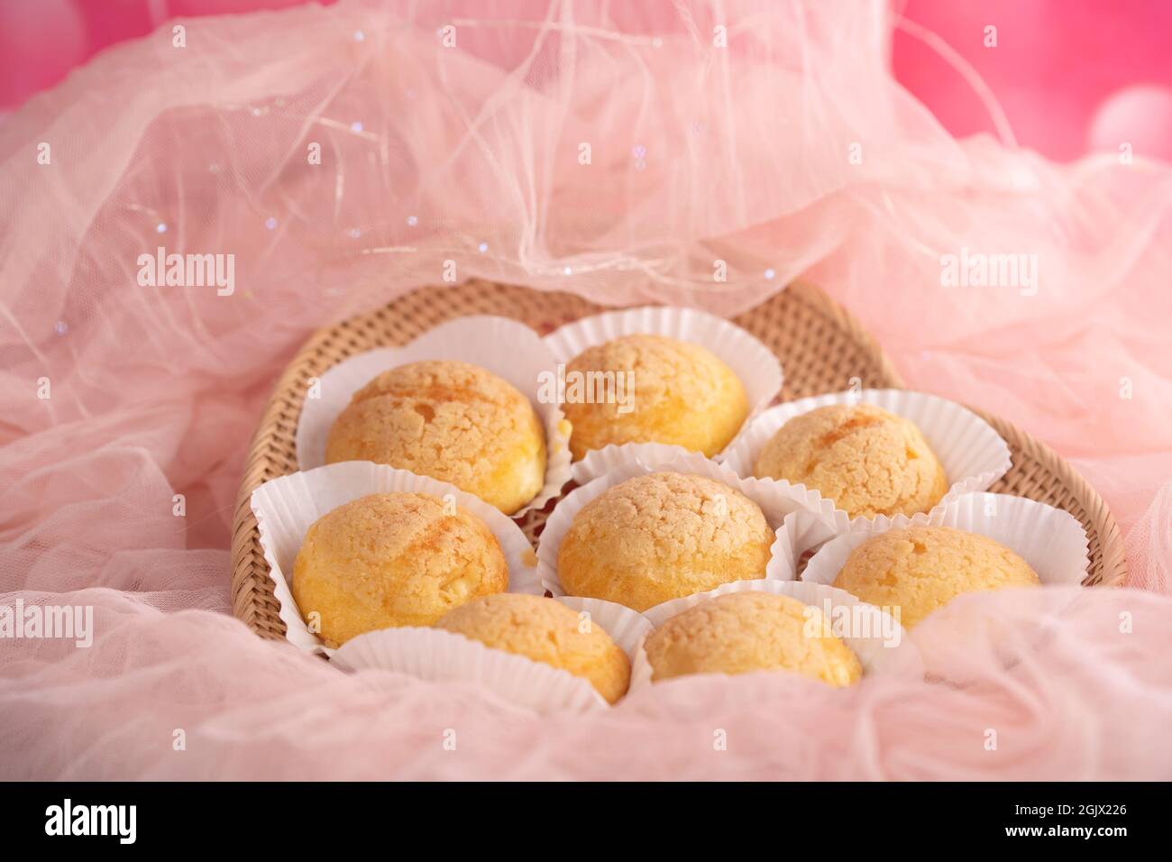 Ein Tablett voll mit japanischem Cream Puff. Selektive Fokuspunkte. Unscharfer Hintergrund Stockfoto