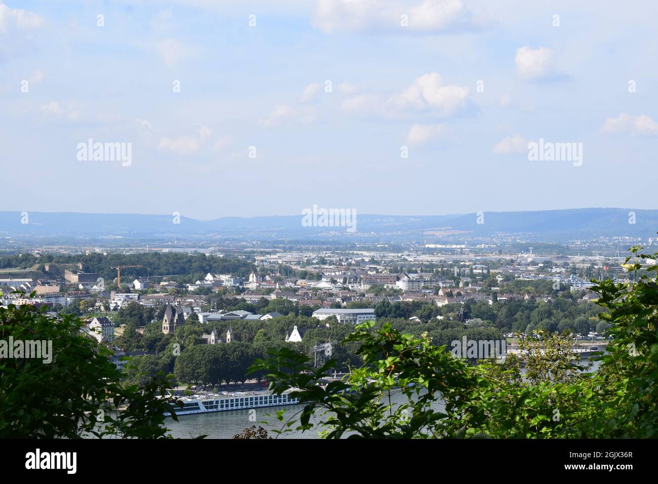 Blick über Koblenz vom Rhein auf die Moselseite Stockfoto