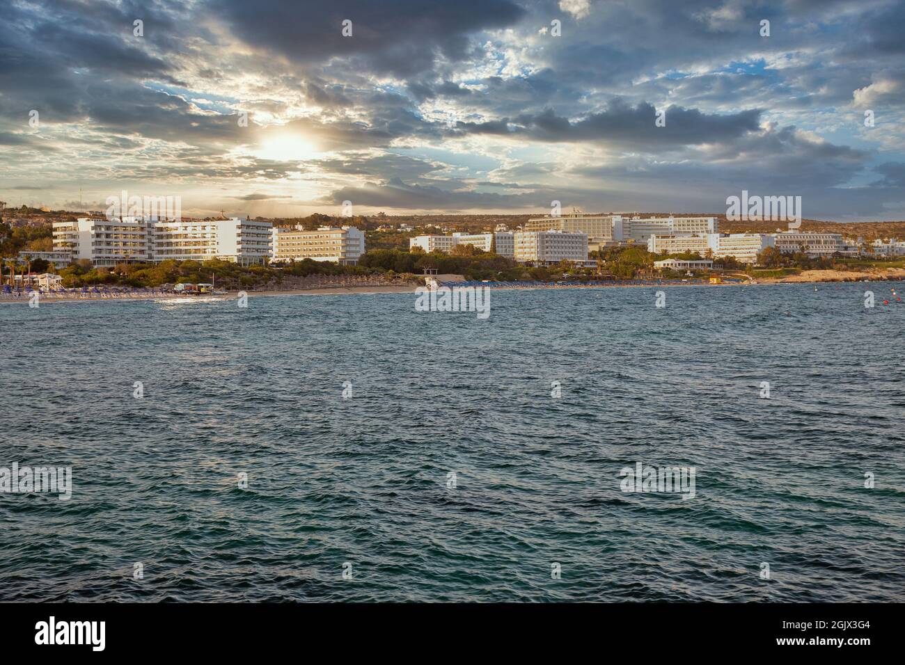 Sommerlandschaft mit Luxushotels, Limanaki, Pantachou und Melissi Stränden. Ayia Napa, Zypern. Stockfoto