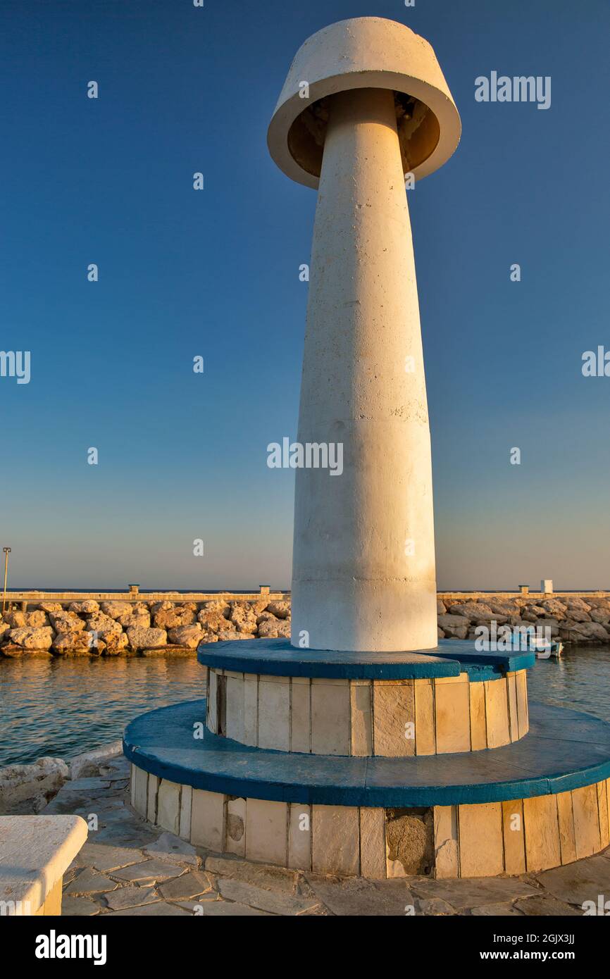 Leuchtturm von Ayia Napa bei Sonnenuntergang auf der Insel Zypern. Stockfoto