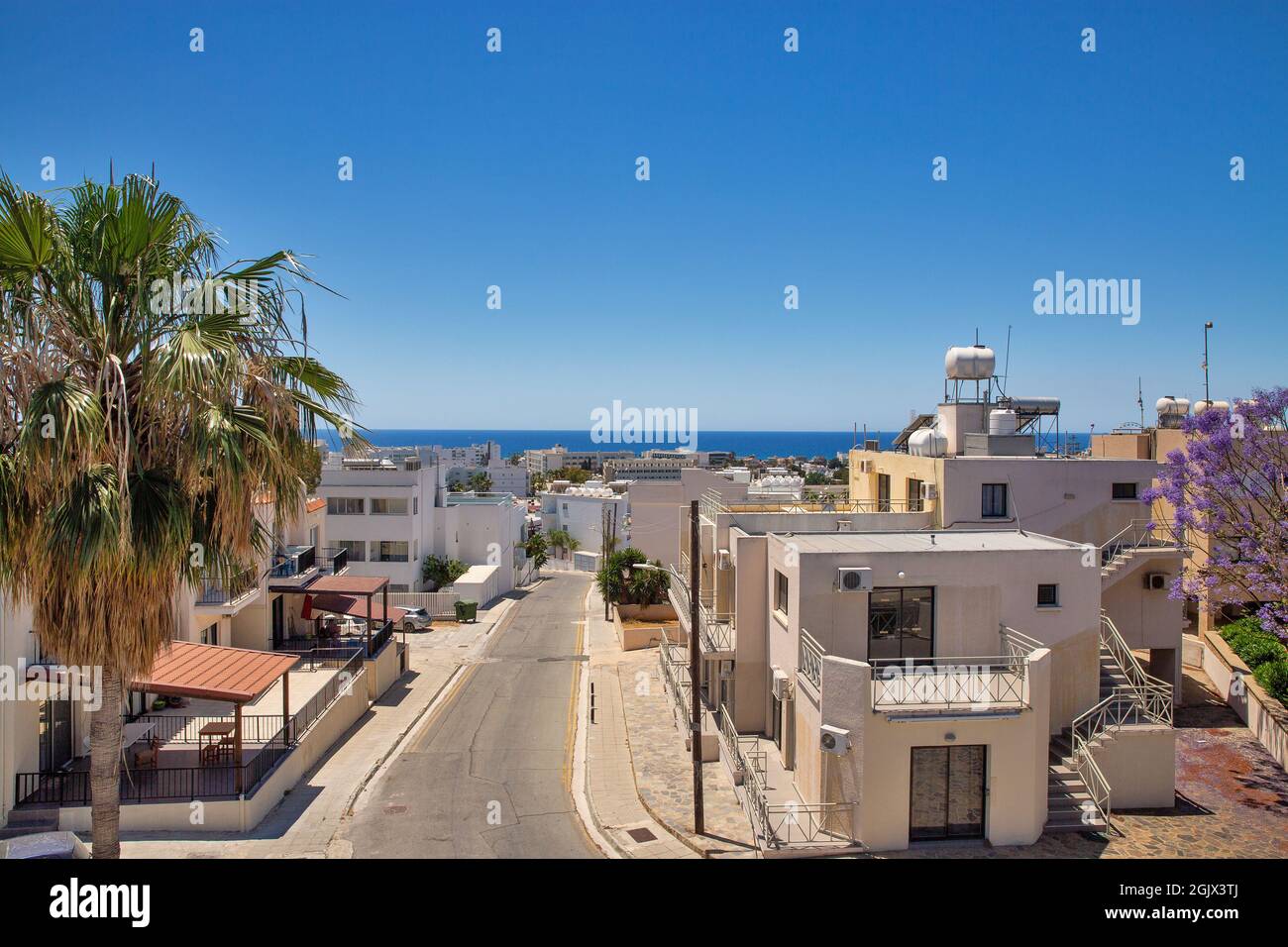 Stadtbild von Ayia Napa, malerische alte Straße und Mittelmeer, Zypern. Stockfoto