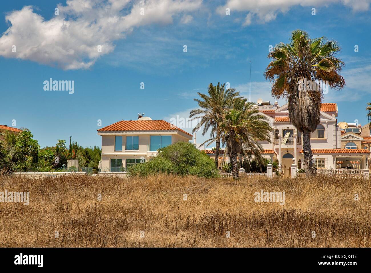 Landschaft mit typisch zypriotischer Wohnarchitektur in Ayia Napa, Zypern. Stockfoto