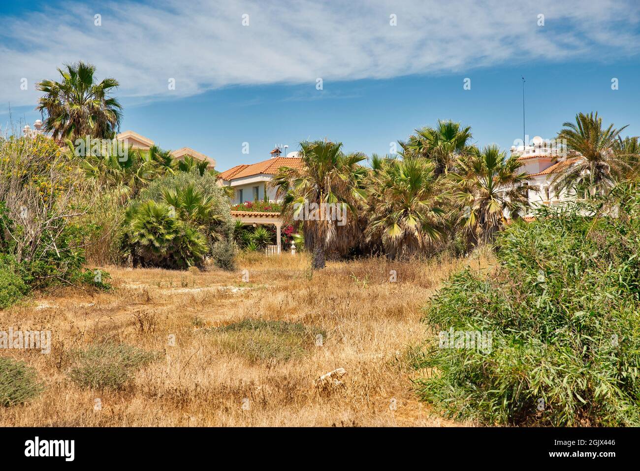 Landschaft mit typisch zypriotischer Wohnarchitektur in Ayia Napa, Zypern. Stockfoto