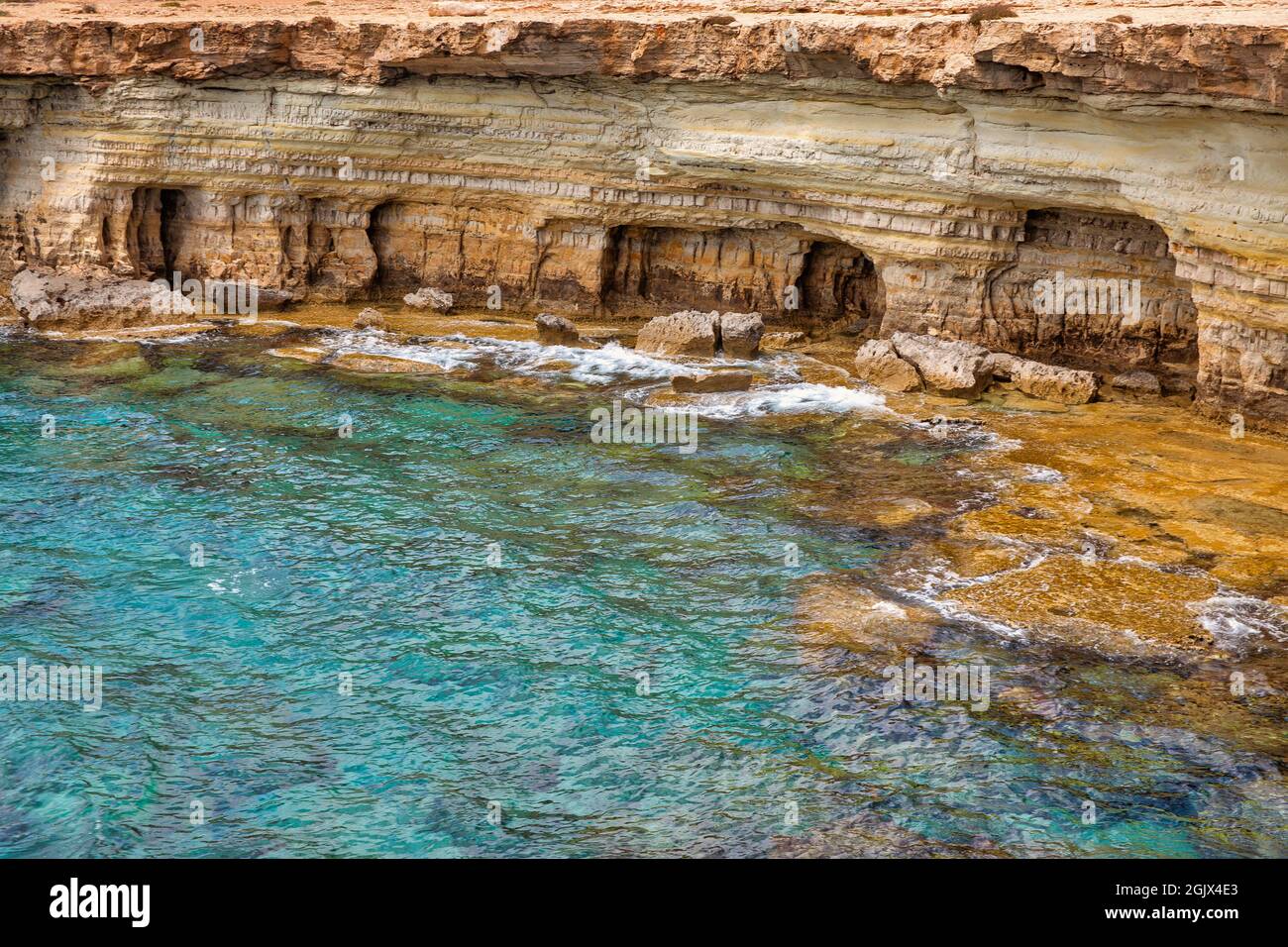 Ayia Napa Sommerresort felsige Küste Blick auf die Küste mit berühmten Höhlen, Zypern. Stockfoto