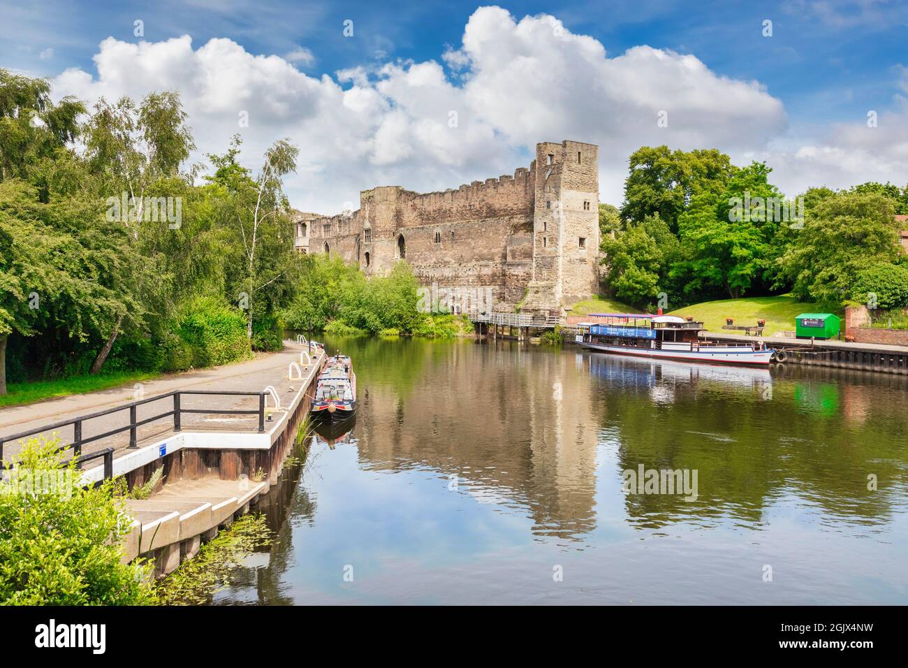 4. Juli 2019: Newark on Trent, Nottinghamshire, Großbritannien - Newark Castle, neben dem Fluss Trent, mit Booten, die am Kai festgemacht sind. Stockfoto