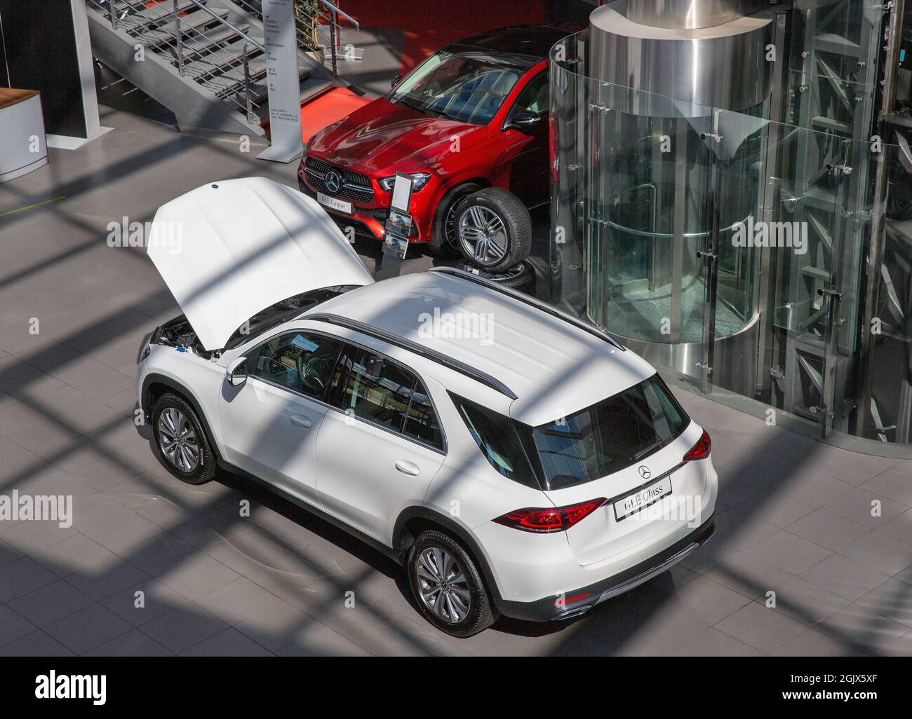 KIEW, UKRAINE - 10. MAI 2021: Neuwagen in Innenräumen im Mercedes-Benz Automotive Center Händlerbetrieb, Blick von oben. Stockfoto